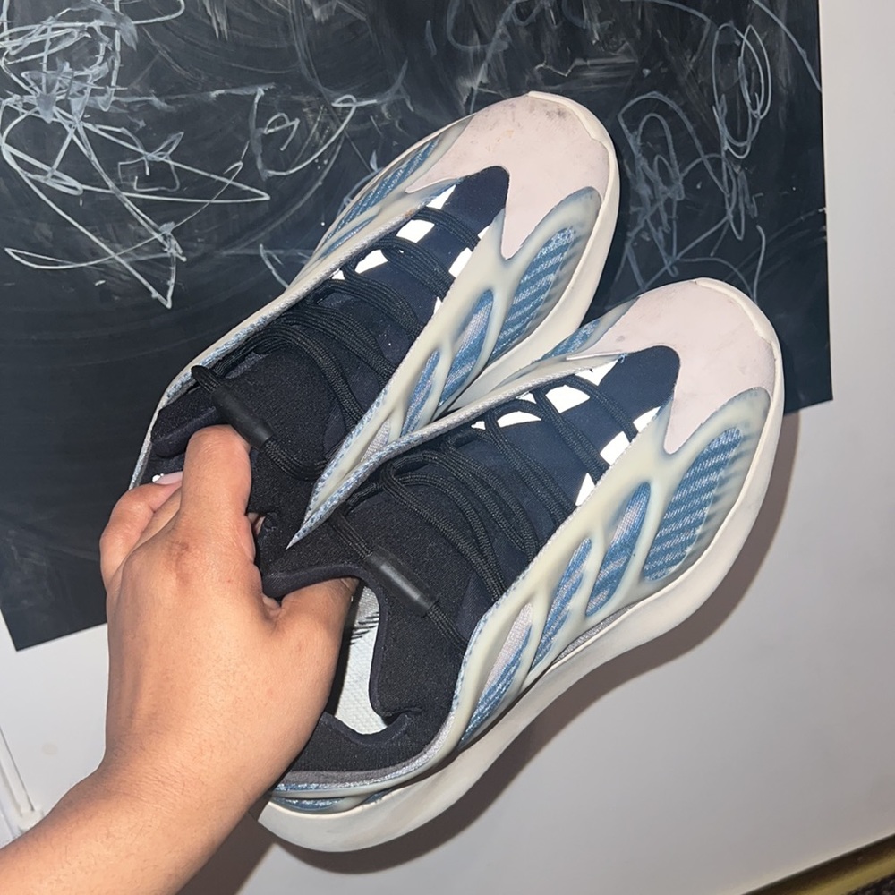 Yeezy - Picture 2 of 9